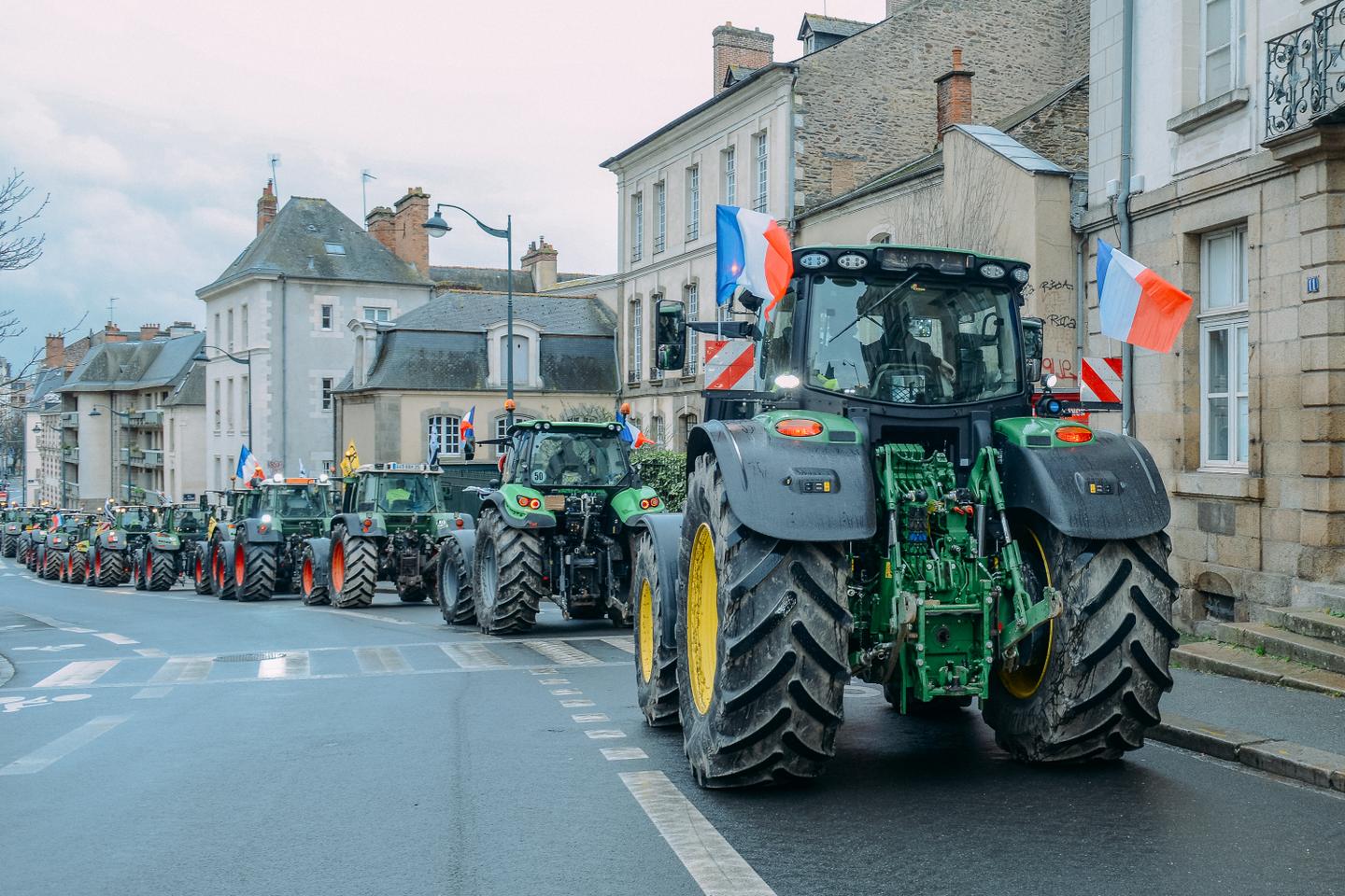 Manifestations agricoles : Les agriculteurs prennent la rue contre une loi controversée