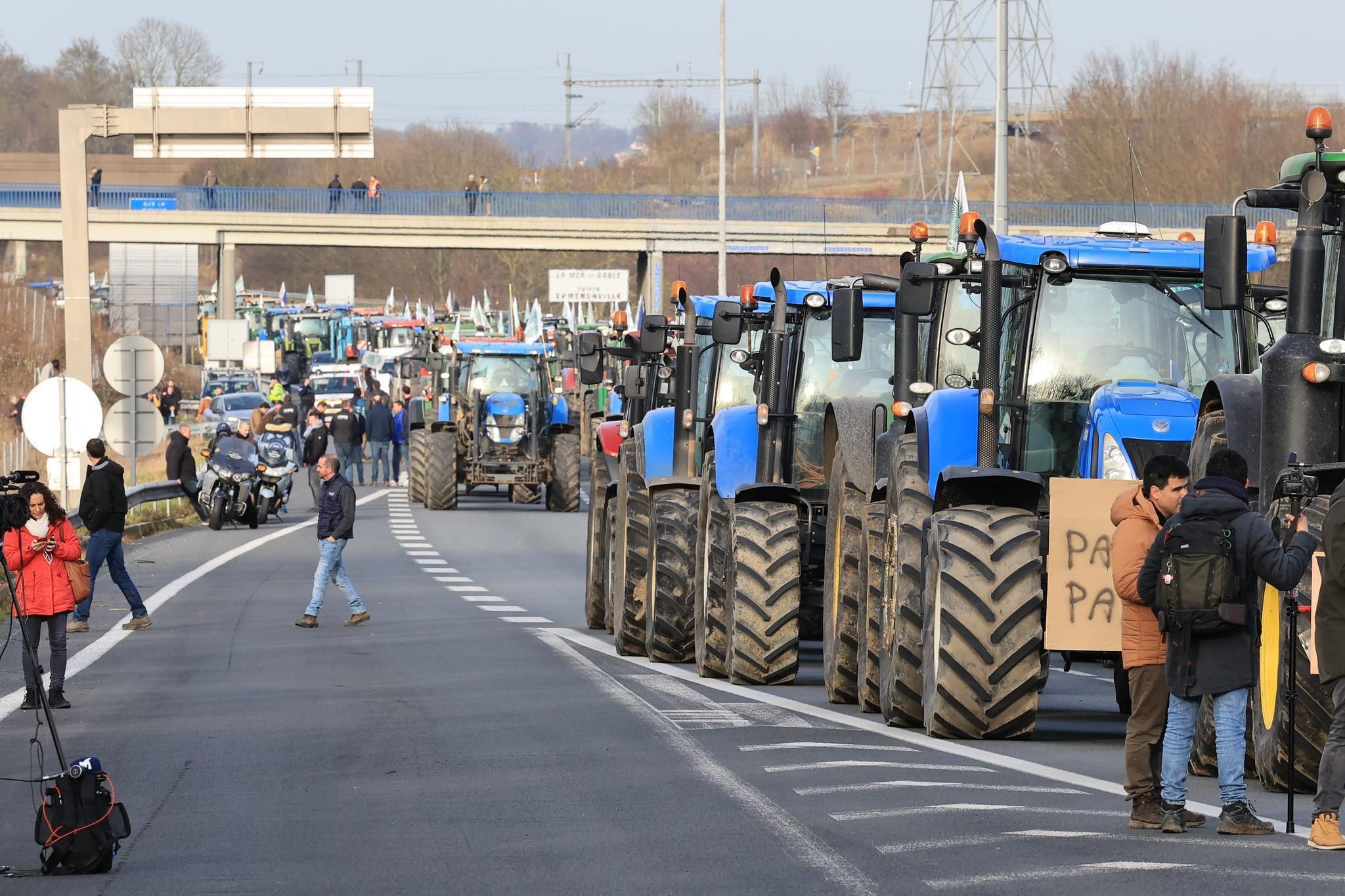 Titre : La colère des agriculteurs s’exprime à travers des blocages dans la région parisienne