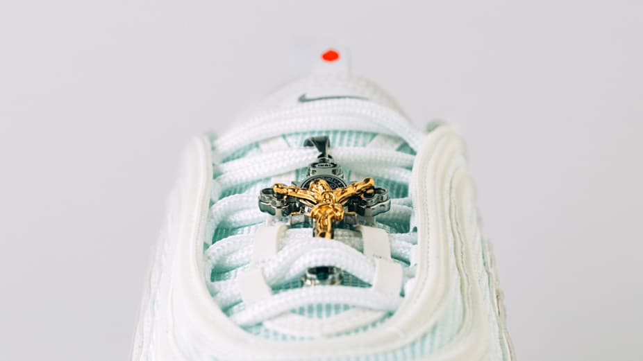 Nike MSCHF x INRI Jesus Shoes : Des baskets à 2700€ avec des semelles d’eau bénite