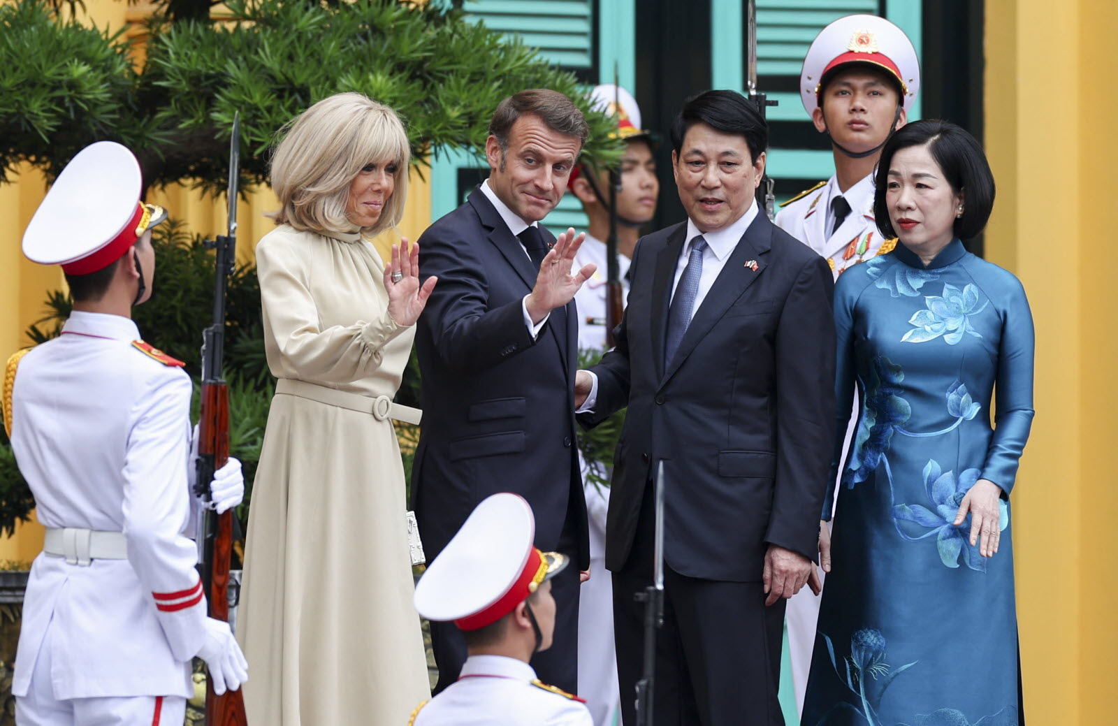 Une altercation entre Emmanuel Macron et Brigitte Macron au Vietnam ébranle la classe politique