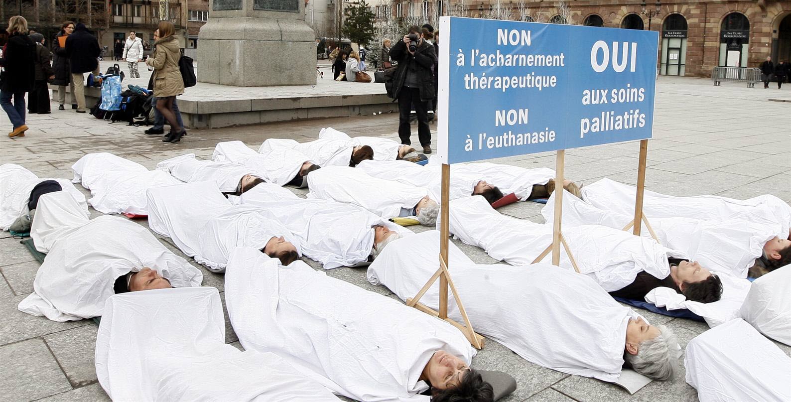 Chapelet contre l’euthanasie devant l’Assemblée nationale : une manifestation inédite